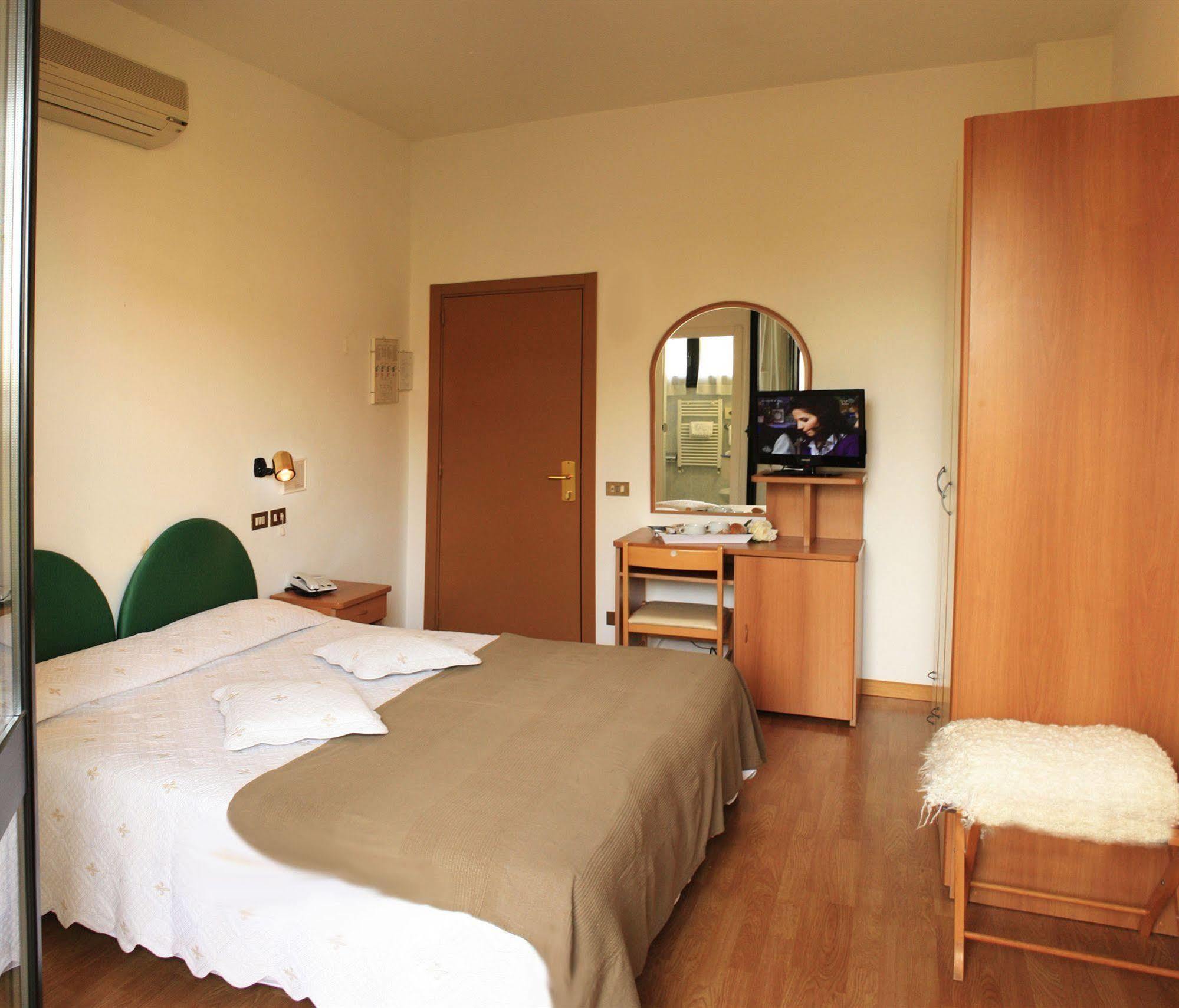 Hotel Aggravi Chianciano Terme Buitenkant foto